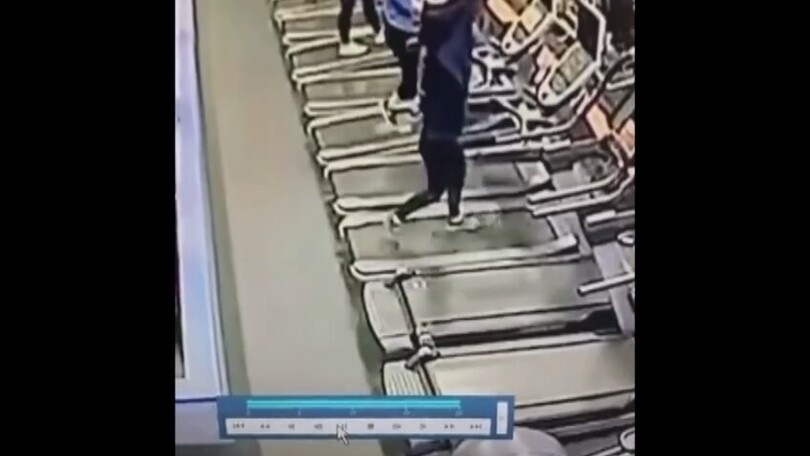 Si toglie la felpa sul tapis roulant: che figuraccia per la ragazza!