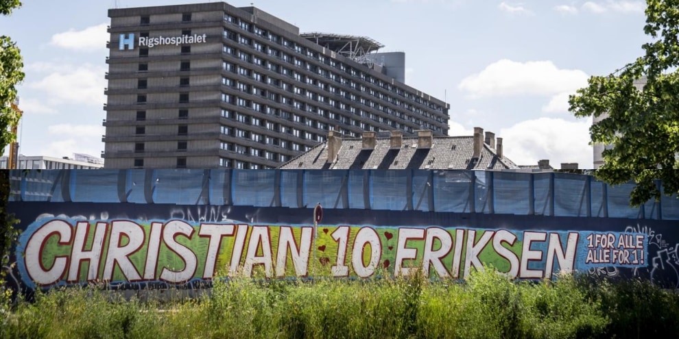 Eriksen, quanto affetto dai tifosi: spunta un murales fuori dall'ospedale