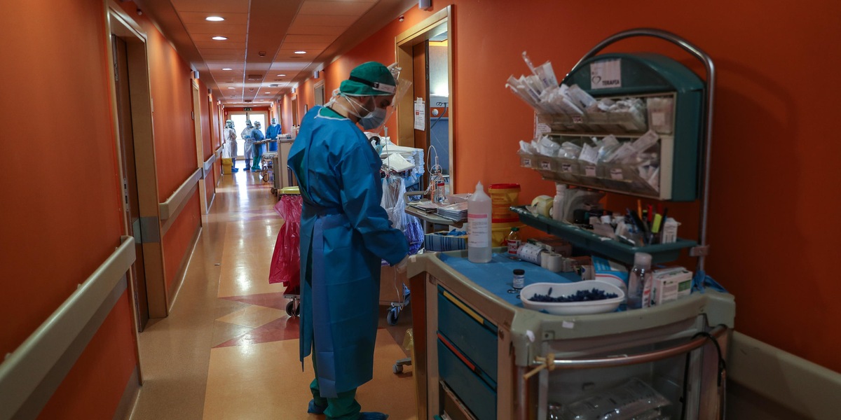 Covid, variante Delta raddoppiata in Italia: sintomi e vaccini, cosa sappiamo