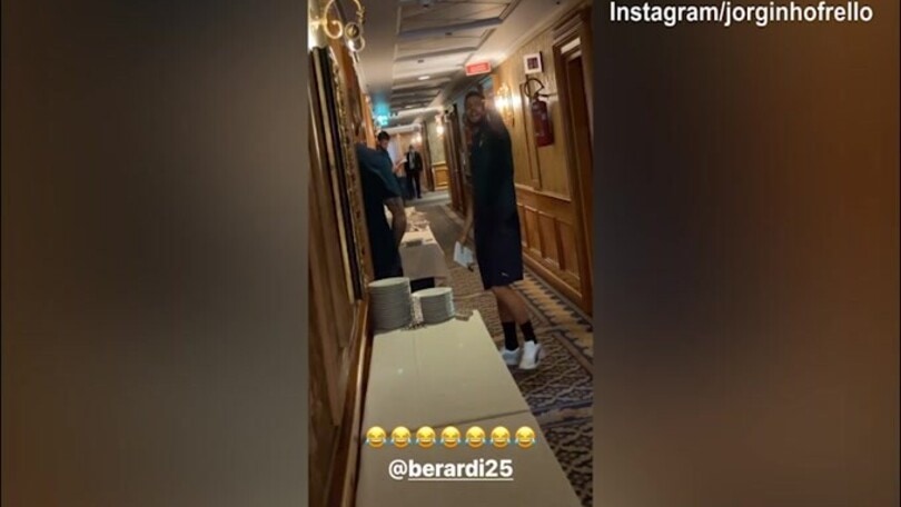 Donnarumma e Berardi chiusi fuori dalla camera, Jorginho ride