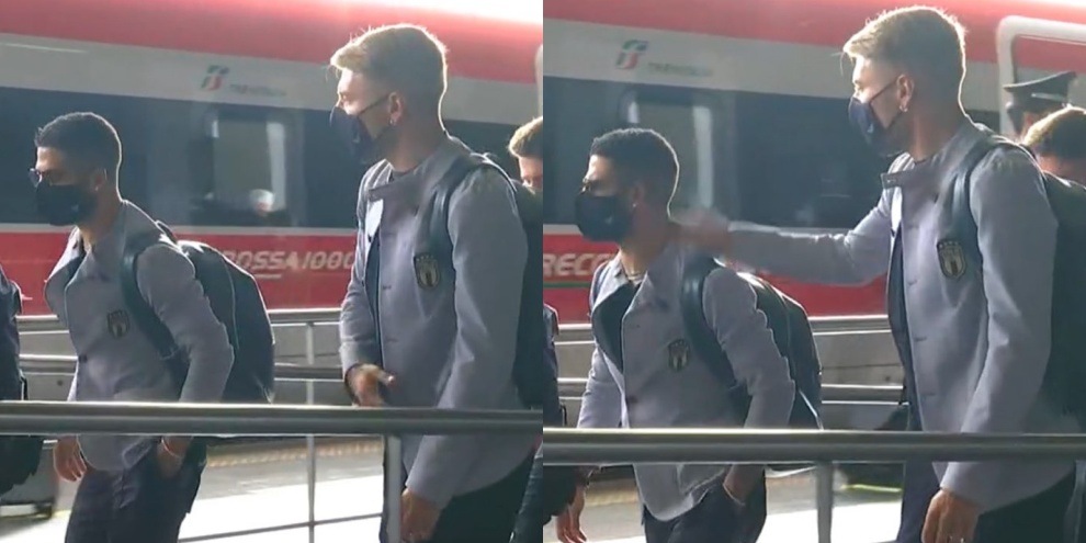 Immobile e Insigne si prendono a schiaffi, che risate in stazione!