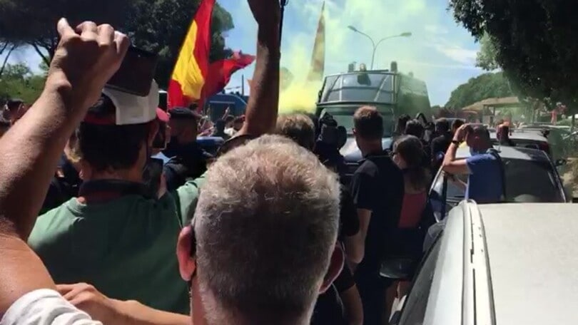 Mourinho arriva a Trigoria: entusiasmo alle stelle tra i tifosi!