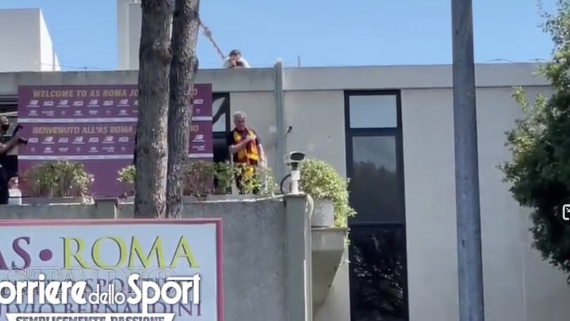Mourinho, il saluto visto dai tifosi della Roma a Trigoria