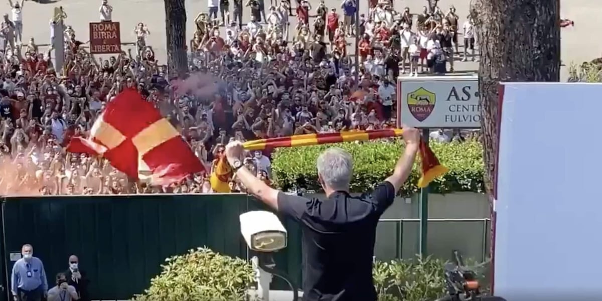 Mourinho saluta i tifosi della Roma a Trigoria