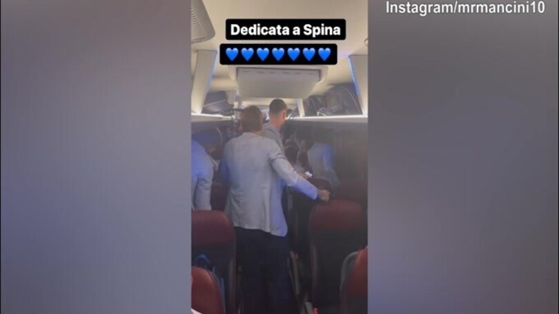 Italia, il pullman azzurro dedica il coro a Spinazzola