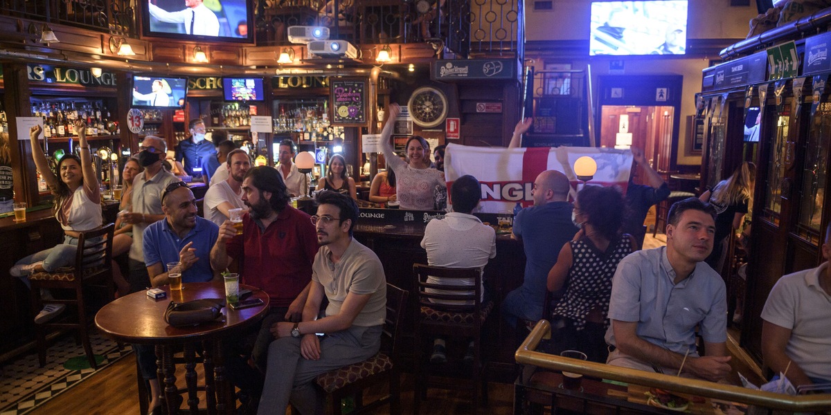 Europei, finale ai supplementari? Anche i pub restano aperti