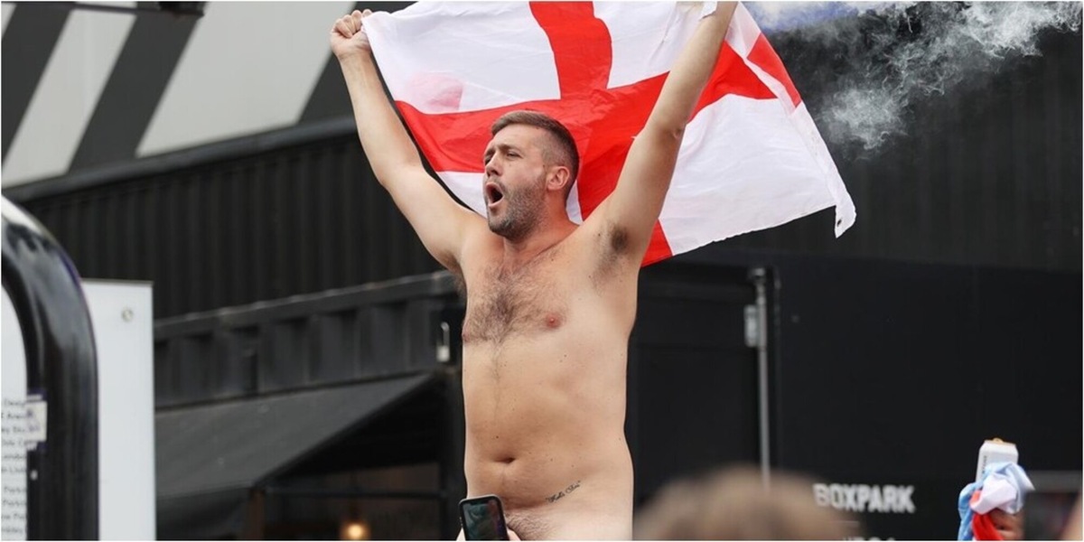 Italia-Inghilterra, pazzia fuori da Wembley: un tifoso festeggia nudo!