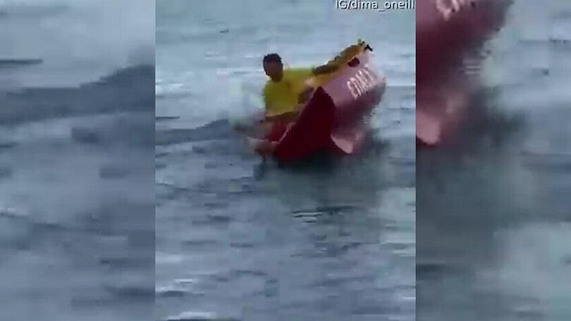 Baywatch scansati: il tuffo in mare di questi bagnini è un vero disastro