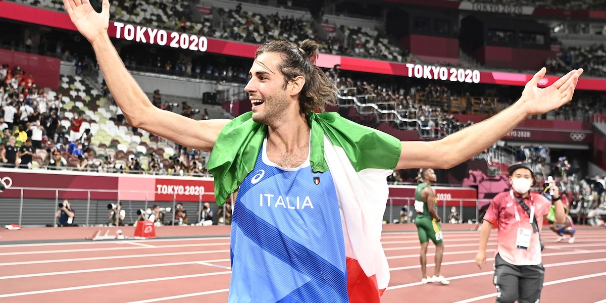 Tamberi, gioia infinita: festa di un'ora e mezza in pista!