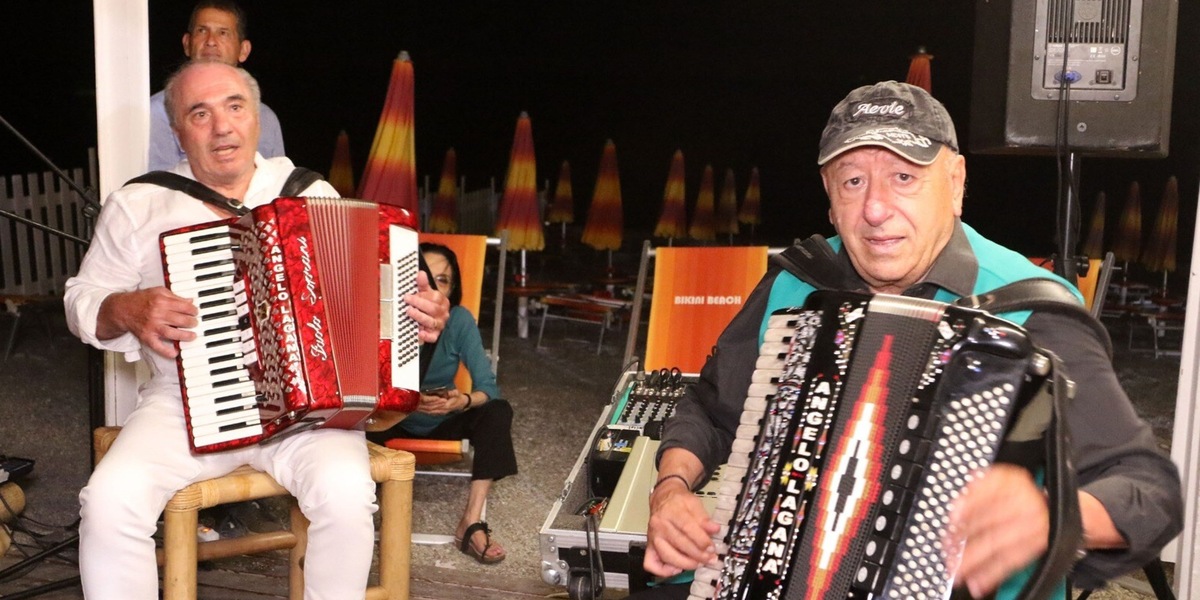 Fiorentina, Commisso show: concerto in Calabria con la fisarmonica