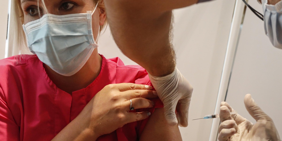 Vaccini in Gran Bretagna, dubbi su bambini e terza dose