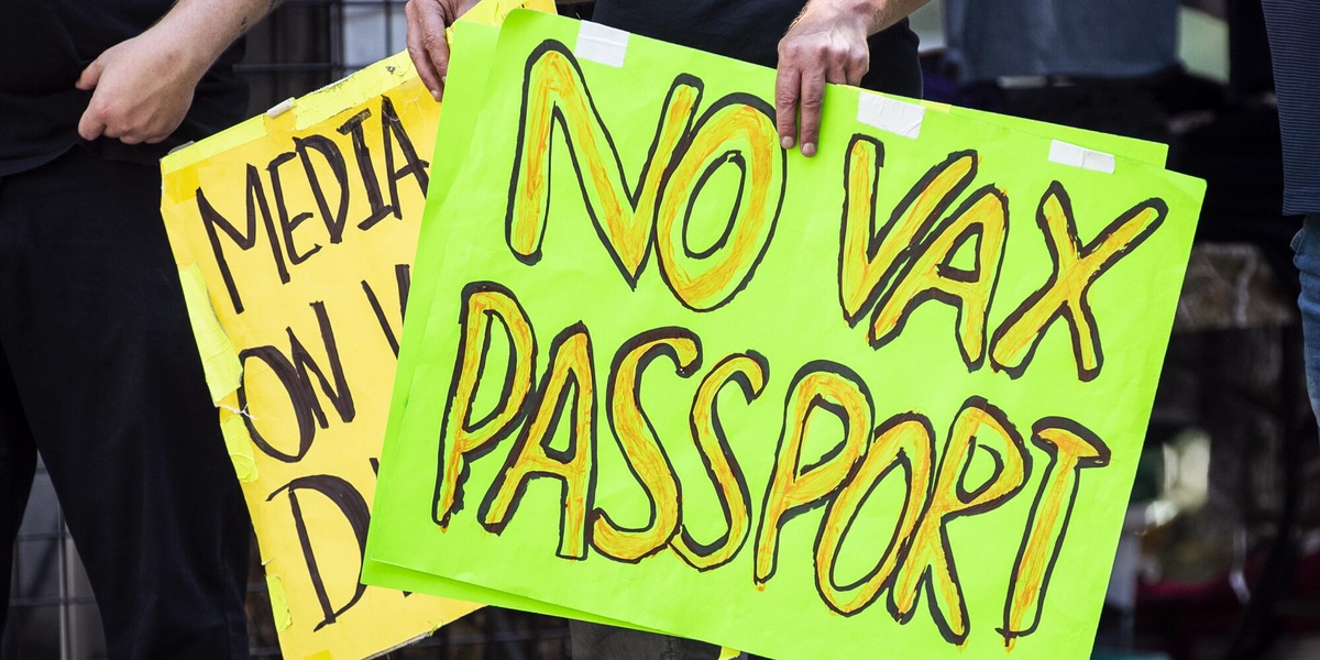Le minacce choc dei no vax ai politici: "Traditori, vi spelliamo vivi"
