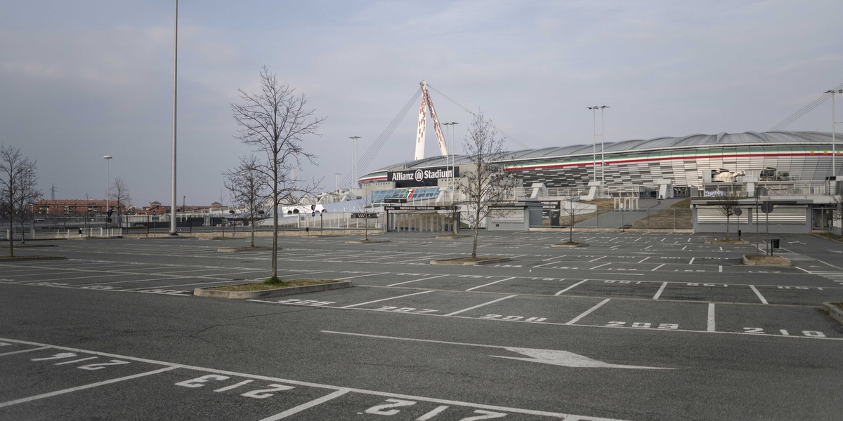 Juve, striscioni ultras contro la società fuori dall'Allianz