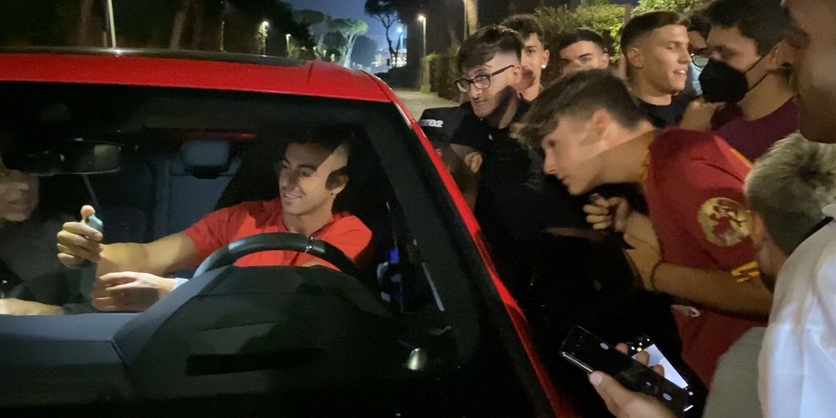 Roma, El Shaarawy si ferma per i selfie. Tifosi in delirio, ecco la reazione di due ragazzi