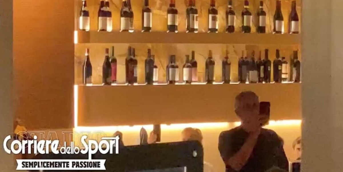La Roma canta l’inno e Mourinho fa il video con il telefono