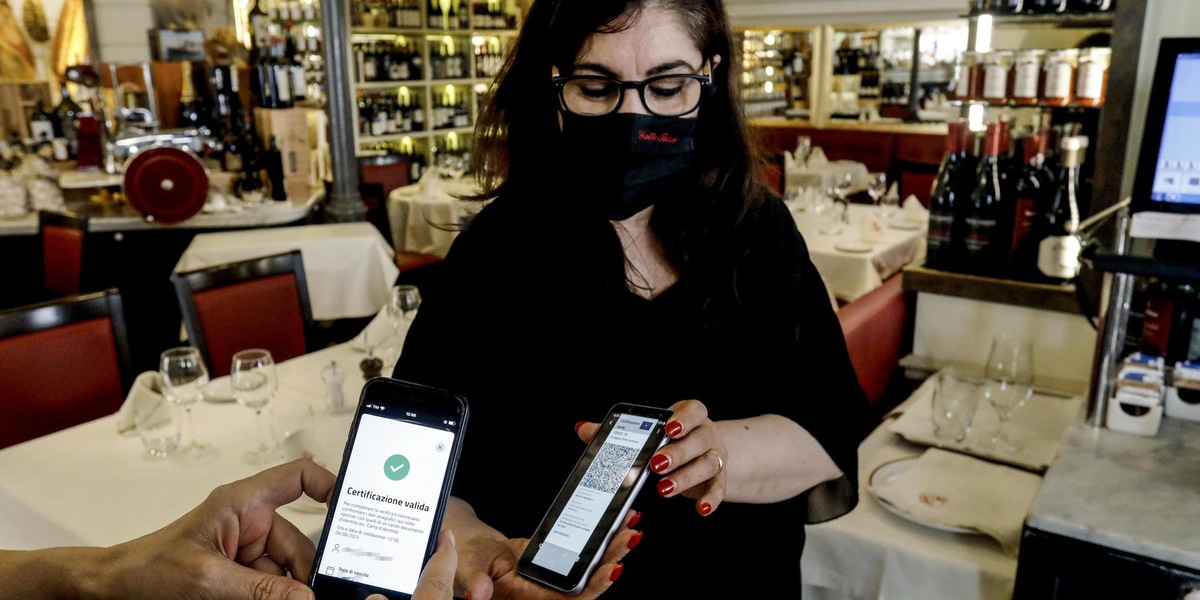 Covid, perché la distanza di 2 metri non basta per evitare il contagio