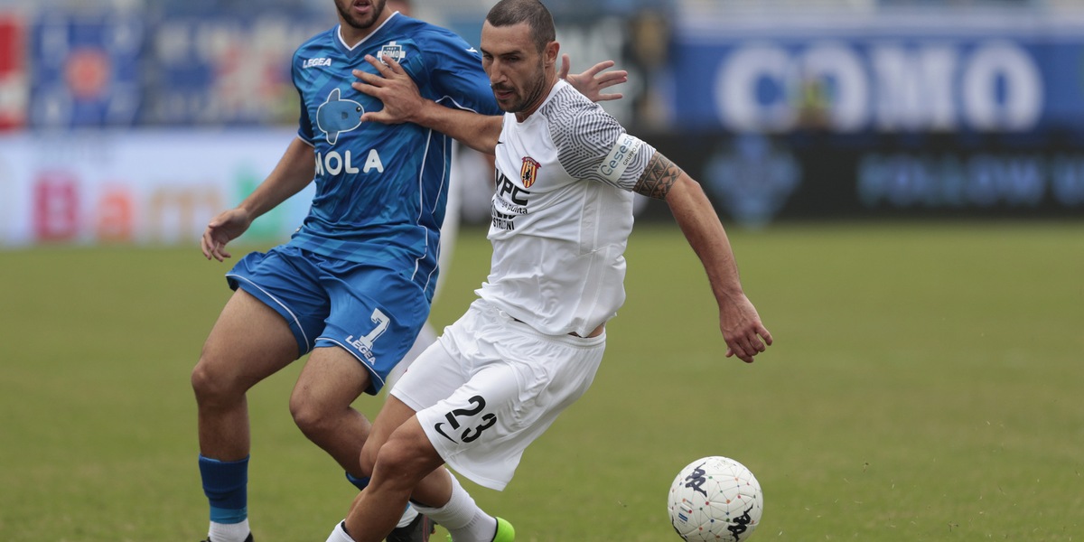 Serie B, il Benevento resiste in 10: 1-1 col Como. Cittadella-Lecce 1-2