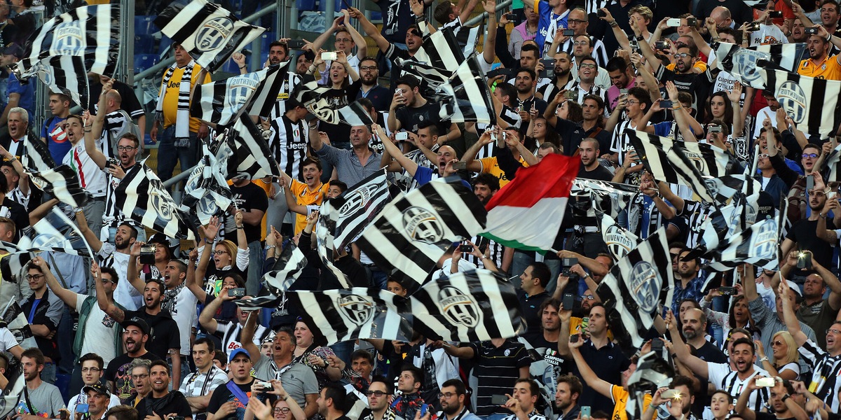 Torino-Juve, tensione tra tifosi: bici lanciata contro la polizia