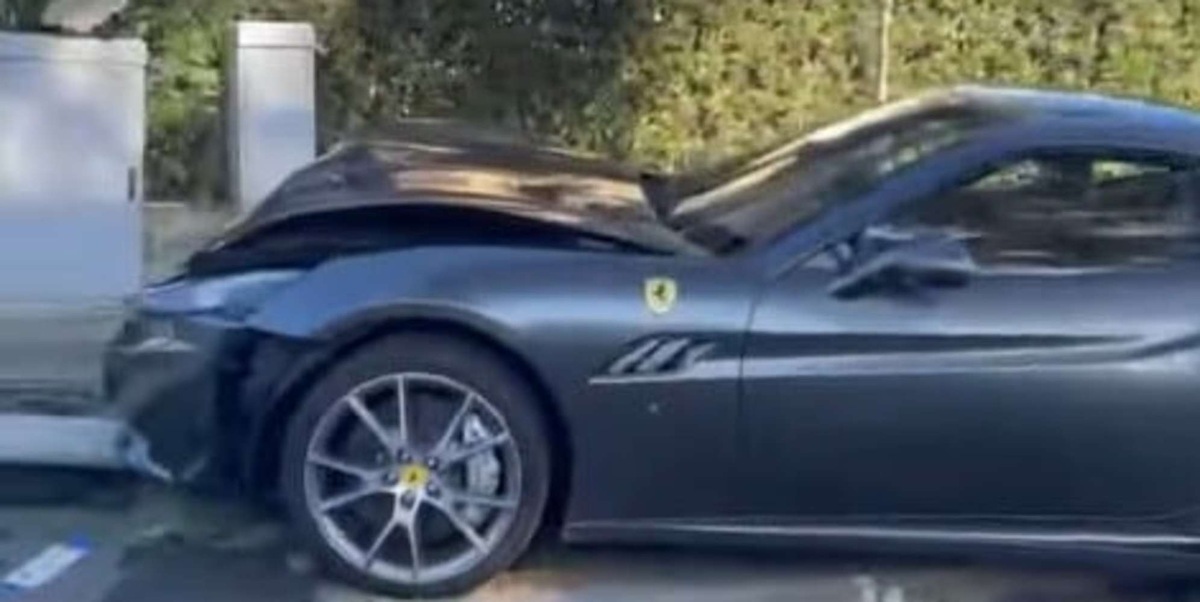 Roma, distrugge la Ferrari schiantandosi sul palo: l'incidente è virale VIDEO