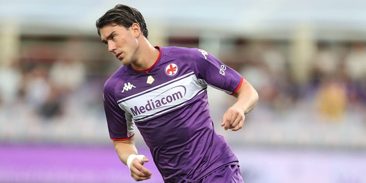 Vlahovic, partita l’asta: la Juve c’è ma servono 70 milioni