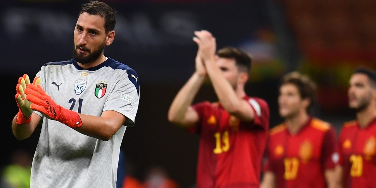 Il gesto di Busquets a Donnarumma dopo l'errore contro la Spagna