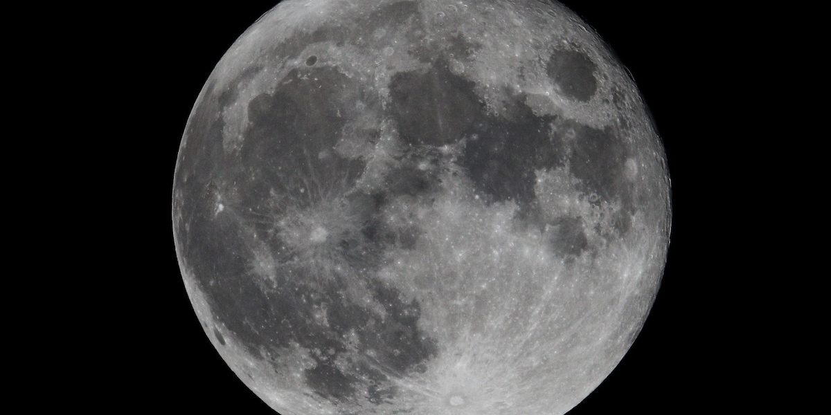 Vulcani sulla Luna, la clamorosa scoperta grazie a campioni di rocce