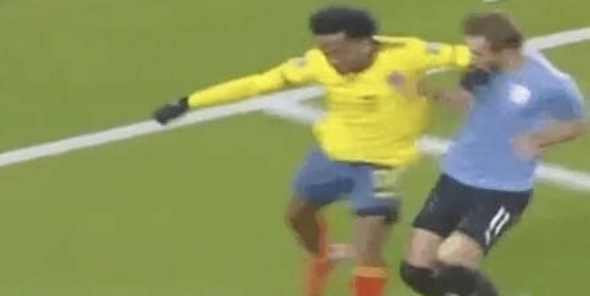 Juventus-Roma è già cominciata in nazionale: gomitata di Cuadrado a Viña