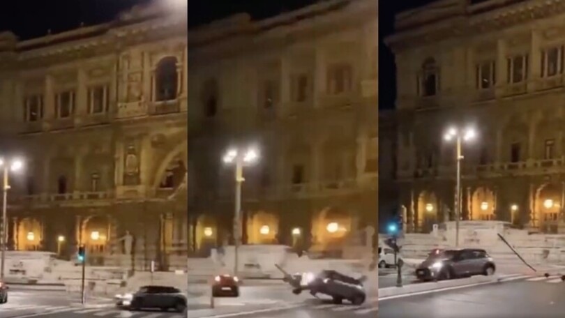 Roma, incidente da brividi davanti alla Cassazione: una Mini s'impenna sul palo