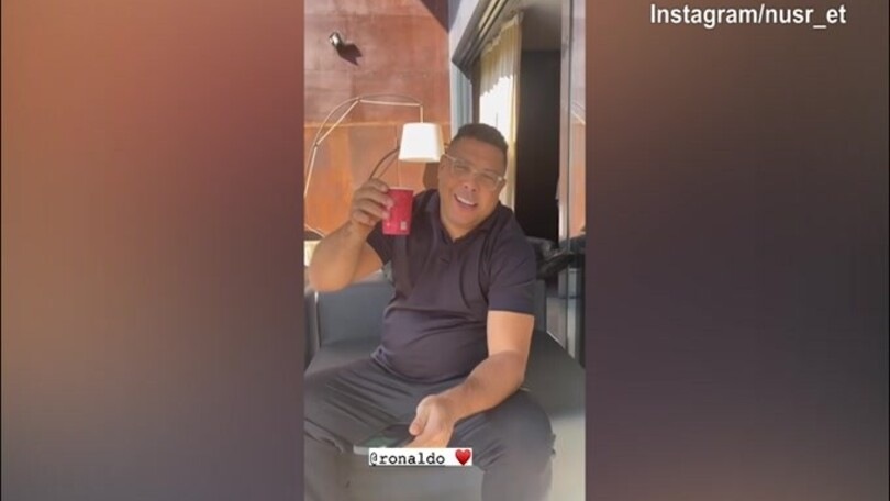 Ronaldo imita Salt Bae: "Cappuccino"