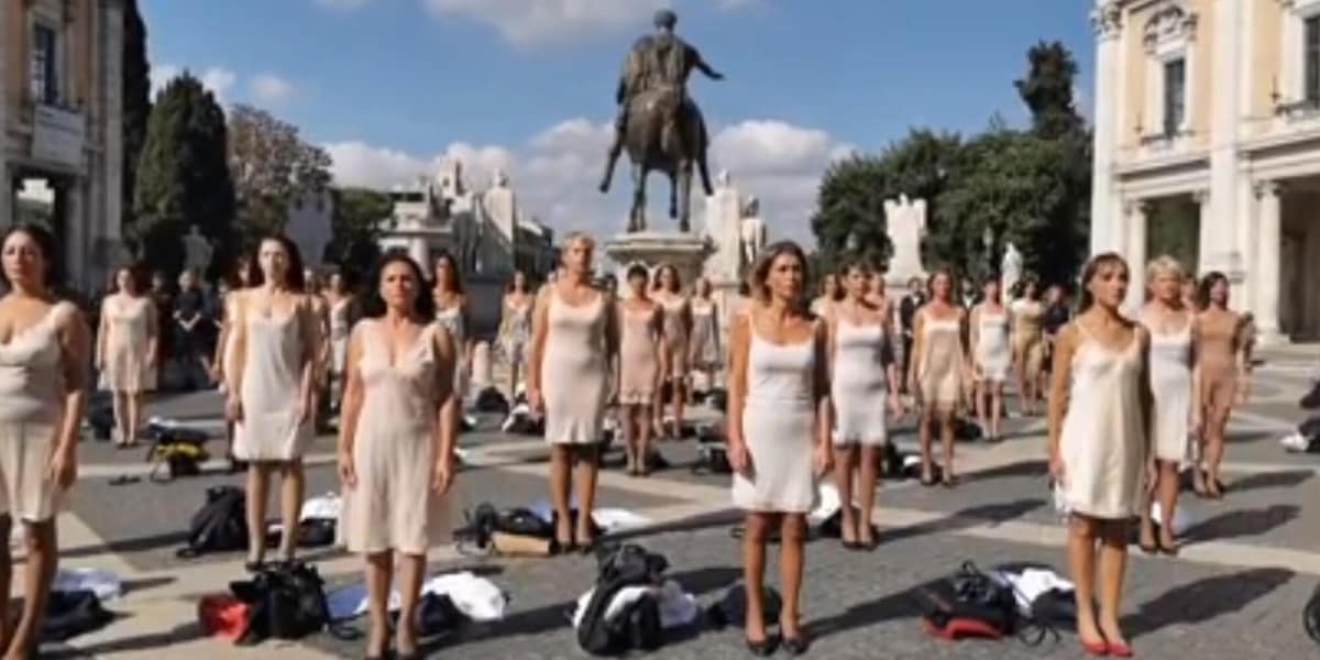 Clamoroso in Campidoglio: le ex hostess di Alitalia si spogliano