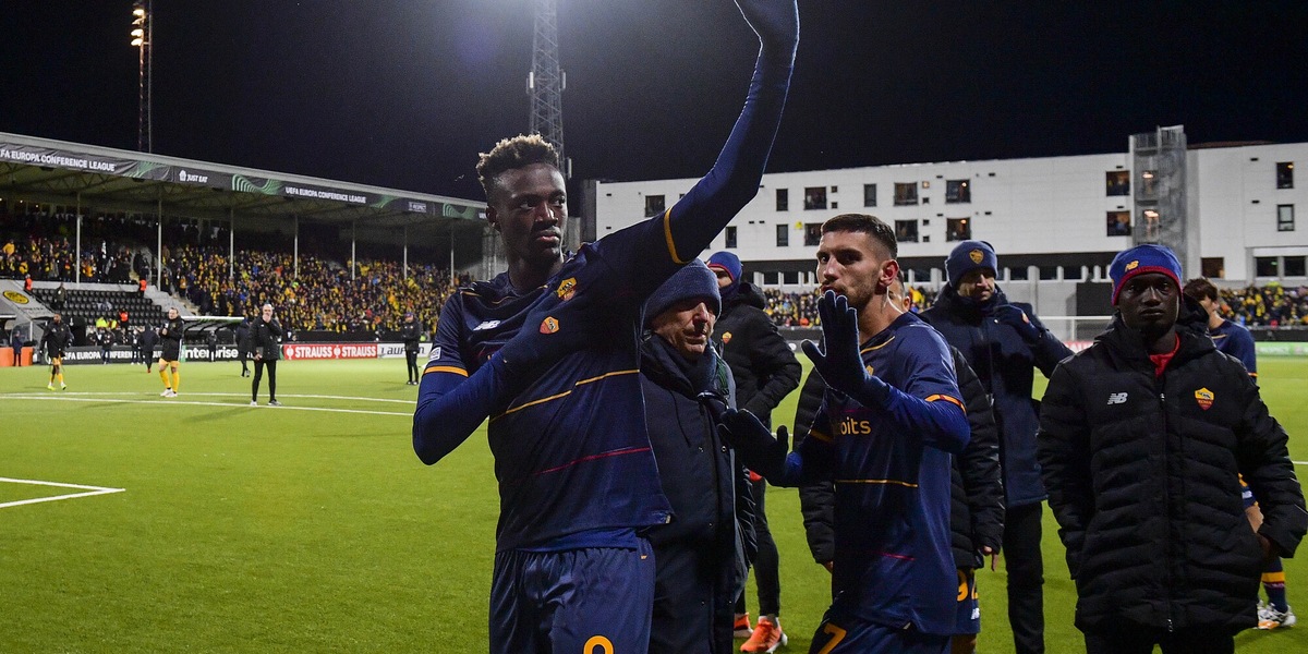 La Roma chiede scusa ai tifosi, Abraham porta la squadra sotto la curva