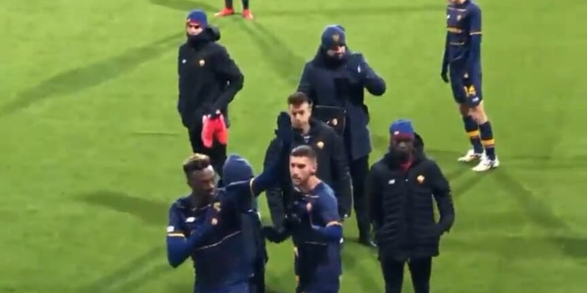 Bodo-Roma, giocatori sotto il settore ospiti. I tifosi furiosi rifiutano la maglia