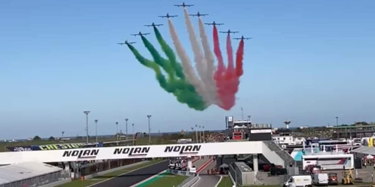 Saluto a Valentino Rossi, frecce tricolori e fuochi d'artificio a Misano