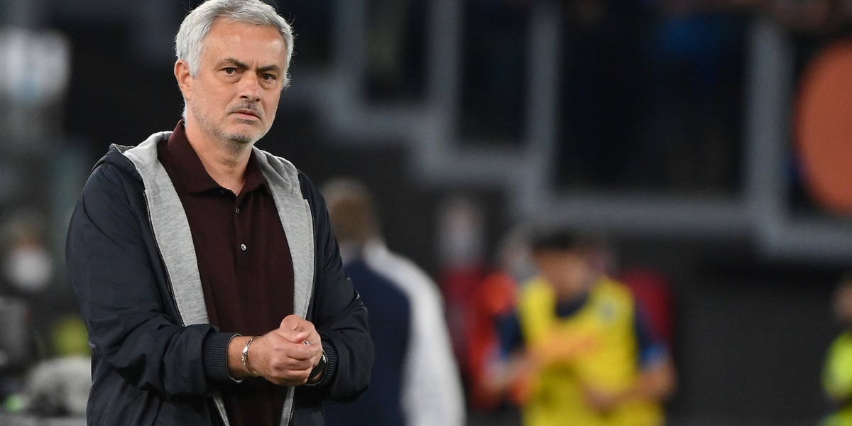 Roma, Mourinho: “Rosa da 14 giocatori, ma voglio recuperare gli esclusi”