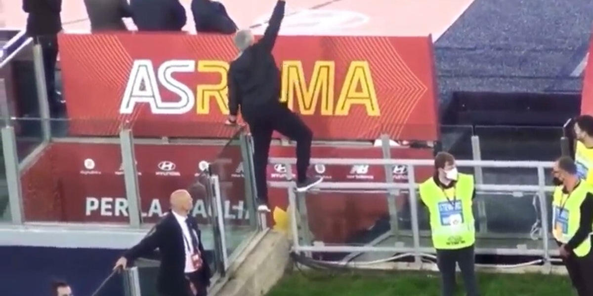 Roma, Mourinho scatenato col Napoli: ecco come guida la squadra dalla tribuna