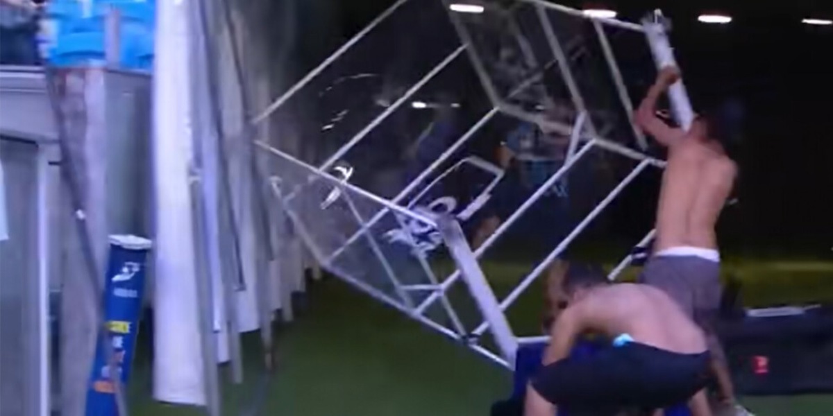Brasile, furia dei tifosi Gremio contro il Var: distrutto il box!