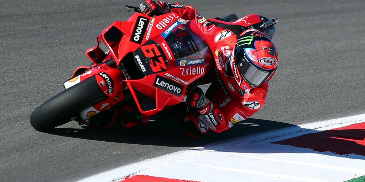 MotoGp, Gp Algarve: Pecco Bagnaia vince con la bandiera rossa, brutto incidente nel finale