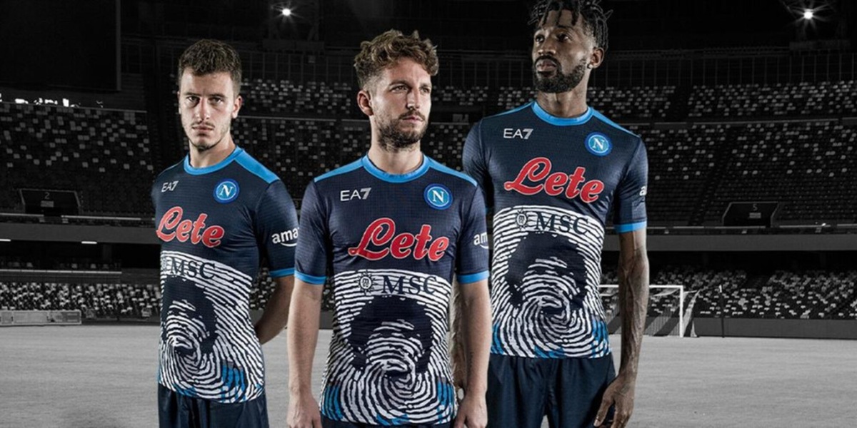 Il Napoli ricorda Maradona con una maglia celebrativa