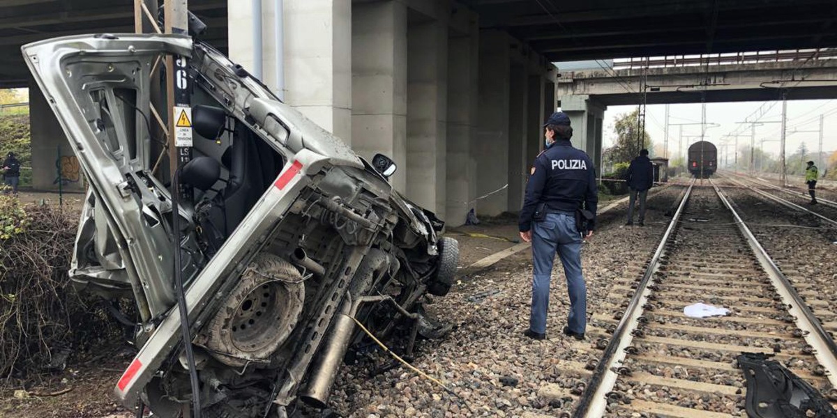 Parma, pulmino sui binari viene travolto dal treno