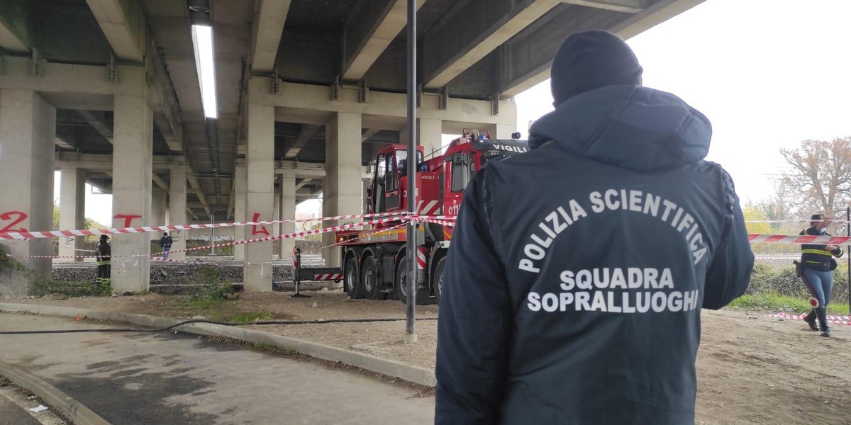 Tragedia a Parma, pulmino cade sui binari del treno