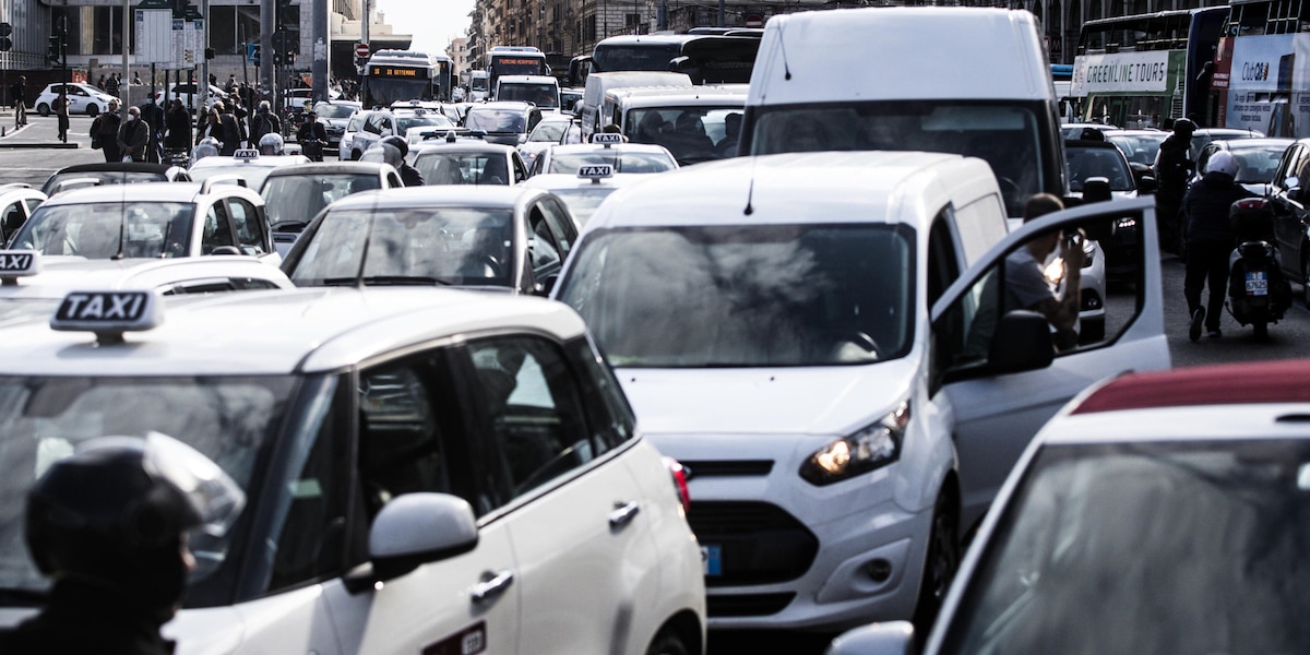 Roma, allarme città in tilt per il weekend del 21 novembre: chiusure e deviazioni per cortei e Lazio-Juve