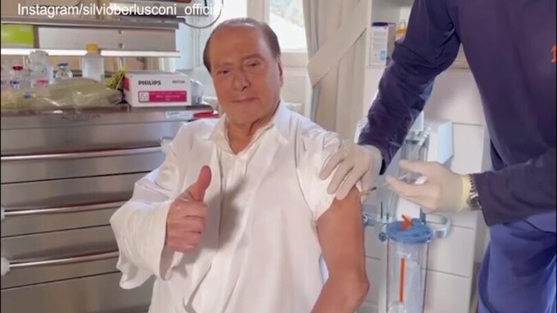 Silvio Berlusconi riceve la terza di dose del vaccino