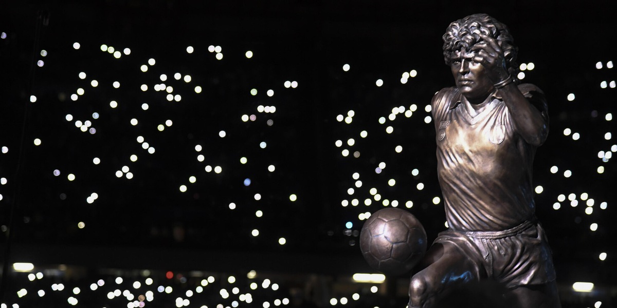 Spettacolo a Napoli, grandi emozioni per l'omaggio a Maradona