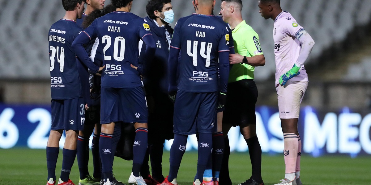 Covid, variante Omicron: 13 positivi al Belenenses