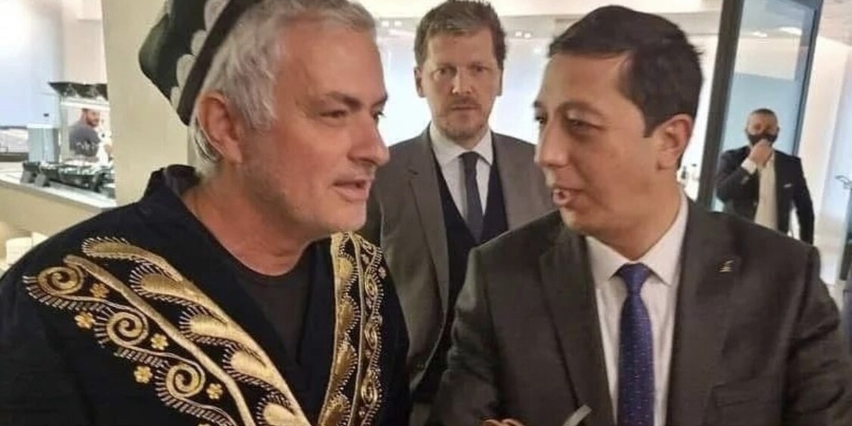 Roma, visita della delegazione uzbeka. E Mourinho indossa l’abito tradizionale