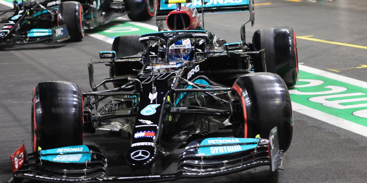 F1 Gp Arabia Saudita: Hamilton in pole, Verstappen a muro ma è 3°. Ferrari in seconda fila