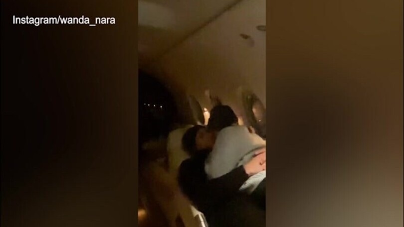 Wanda e Mauro, tenere effusioni in aereo