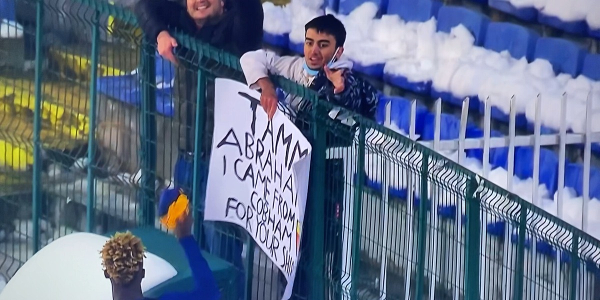 Roma, cartellone per Abraham: "Sono qui per te". Il centravanti regala la maglia