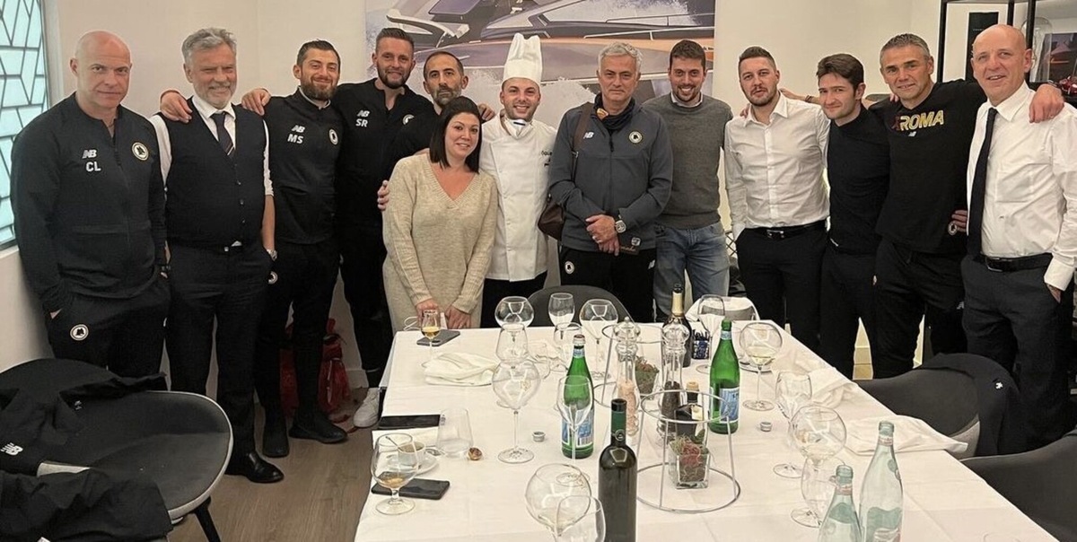 Roma, Mourinho porta a cena il suo staff dopo la vittoria con l'Atalanta
