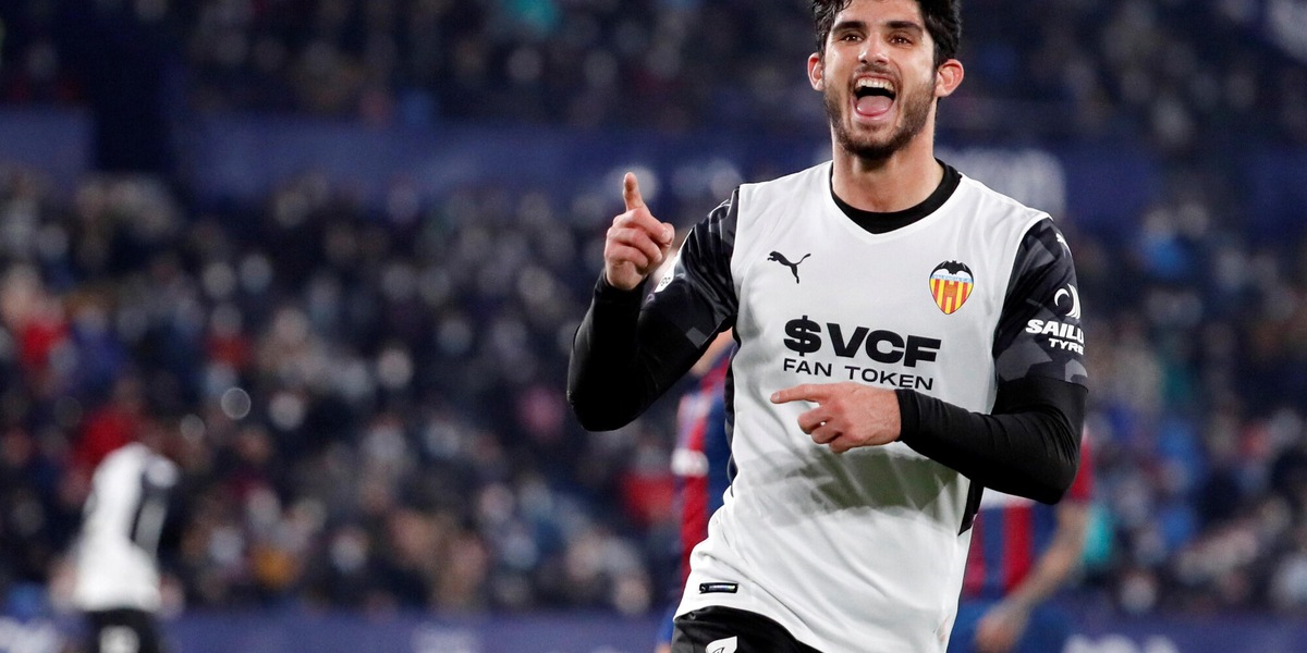 Liga, rimonta clamorosa del Valencia nel derby. Levante ko